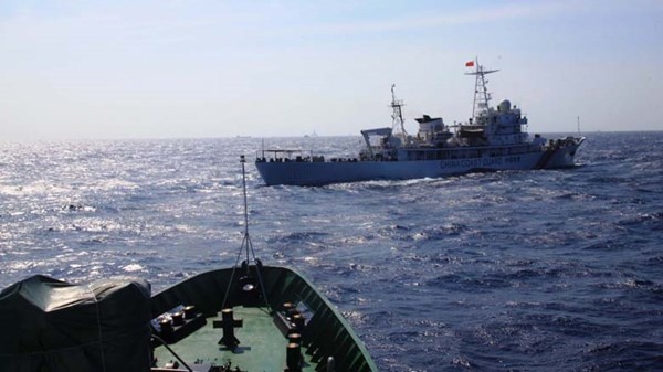 Tàu Trung Quốc cắt ngang cản trở tàu CSB 8003 của Việt Nam hoạt động chấp pháp trên biển chủ quyền.