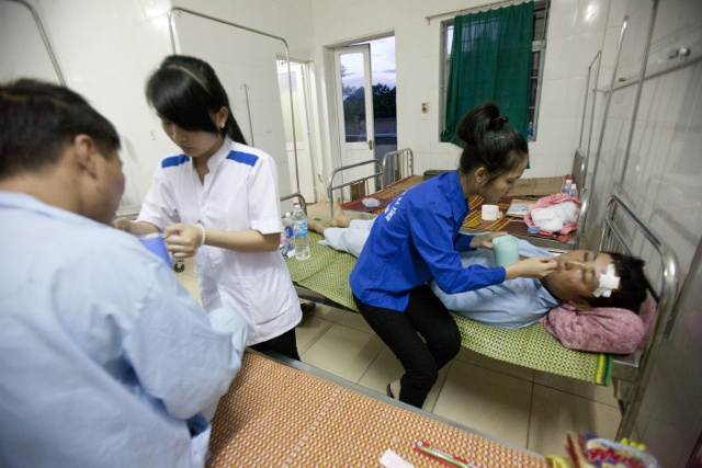 Nu tinh nguyen vien cham soc cong nhan TQ bi thuong hinh anh