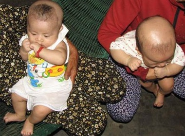 Su that vu hai tre so sinh bi bat coc, cao dau hinh anh