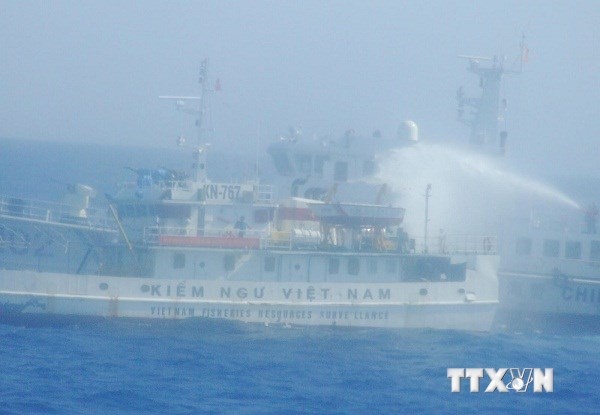 Các tàu Trung Quốc vây hãm và phun nước vào tàu Kiểm ngư Việt Nam ngày 12/5.