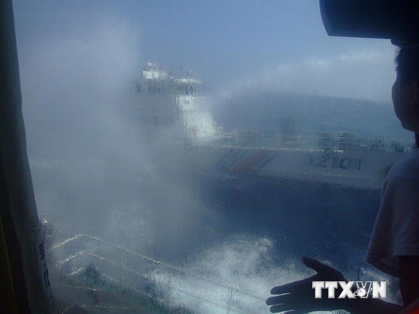 Liên tiếp hơn 10 ngày qua, mỗi khi tàu Kiểm ngư và Cảnh sát biển Việt Nam tiến gần vào khu vực Trung Quốc hạ đặt trái phép giàn khoan thì tàu Trung Quốc lập tức bủa vây, lấy đông chèn ít và chủ động tiến hành các cú đâm va, tì ủi, phun vòi rồng cực mạnh nhằm hủy hoại thiết bị thông tin liên lạc và gây hư hại cho tàu ta, đồng thời sử dụng máy bay quần đảo và gây sức ép ở bên trên.