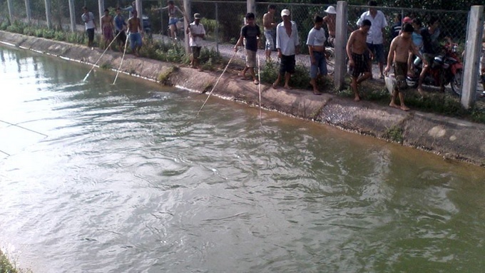 Người dân dùng xuyệt điện đi dọc kênh Đông bắt cá.