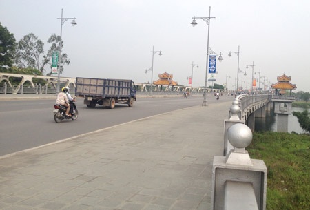 Chuyen xay cau lon nhat vuot song Huong hinh anh