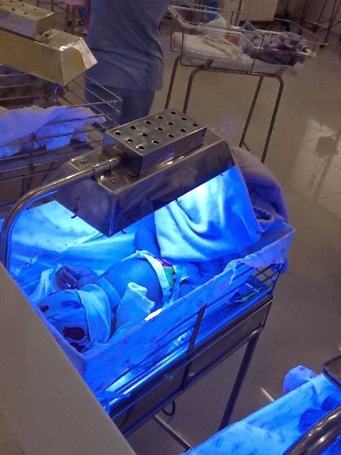 Vợ đột ngột mất sau sinh chưa được bao lâu, anh Trình Tuấn (sinh năm 1984, Tân Bình, TP.HCM) một mình chăm con gái từ những ngày sơ sinh. Dù bà nội và người thân muốn đón bé về quê chăm sóc, nhưng anh không chịu.