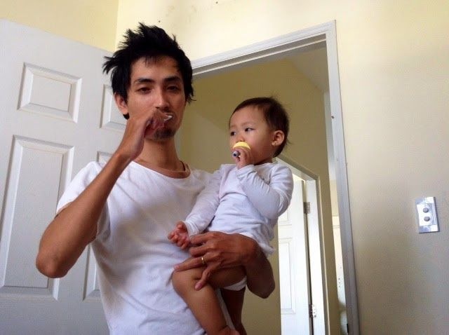 Ông bố trẻ vì con mà lần đầu tiên tự vào bếp để làm bánh trung thu.