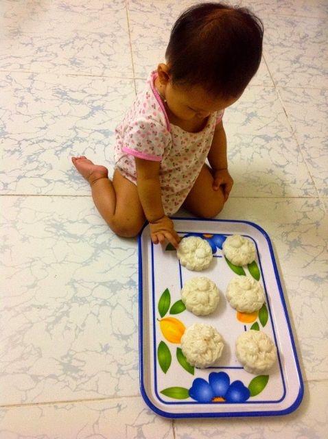 Với cách dạy con hiện đại, khuyến khích con tự lập từ nhỏ, mới 18 tháng tuổi nhưng bé Ủn rất cứng cáp.