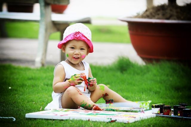 Bé đã biết tự xúc cơm ăn.