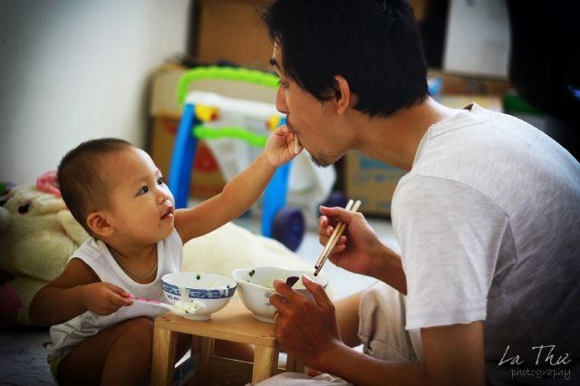 Ngày 11/5 vừa rồi, bé Ủn đã cùng ba xuống đường đi tuần hành vì tổ quốc. Anh muốn gieo vào con hạt giống của lòng yêu nước ngay từ tấm bé.