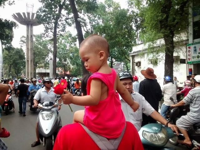 Làm bố đơn thân, nhiều khi anh cũng có cảm giác yếu đuối và thèm được gục ngã, nhưng bởi con cần một người cha nên anh bắt buộc mình phải mạnh mẽ. “Tôi xác định cố gắng lo đủ kinh tế để bé Ủn có được cuộc sống đầy đủ nhất trong khả có thể. Bản thân tôi không có gia tài gì lớn lao nhưng có lẽ gia tài lớn nhất có thể bé đó là tri thức và làm những điều để bé Ủn có thể tự hào về ba của nó”, anh chia sẻ.