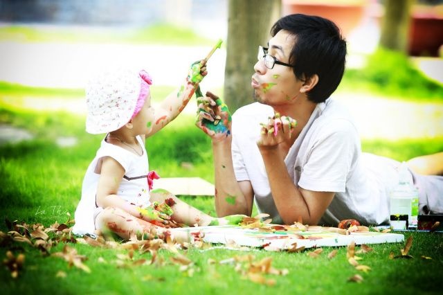 Bo anh nuoi con cua mot ong bo don than hinh anh