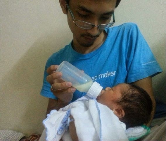 Cho con ăn, tắm cho con, thay tã cho con mỗi đêm, bế con vỗ về khi con khóc.