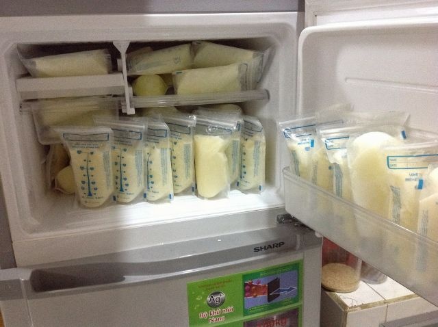 Để con được bú sữa mẹ đầy đủ, anh Tuấn đã lên facebook, diễn đàn, hỏi khắp nơi để xin sữa từ các bà mẹ. Có những lúc đêm hôm, trời mưa gió, anh vẫn đi xe lên tận Quận 2 – cách nhà khoảng 20km để lấy sữa, dù ít nhưng cũng rất quý giá với con. Anh đã ròng rã xin sữa nuôi con cho đến tận hôm nay.