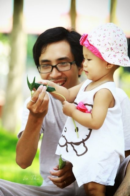 Dù đã dành cho con sự chăm sóc tận tình và tình yêu thương vô bờ bến, nhưng anh hiểu rằng, sau này bé sẽ cảm nhận được sự thiếu vắng mẹ, thậm chí tự ti về điều đó. Anh sợ con có thể tự thu mình vào, dẫn đến ngại chia sẻ, không tự tin với bạn bè và thế giới xung quanh… Thế nên anh dành mọi thời gian rảnh để chơi và trò chuyện với con.