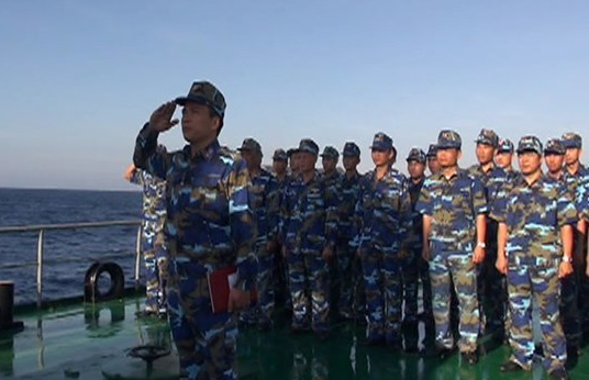 Quoc ca vang len tren boong tau CSB o Hoang Sa hinh anh
