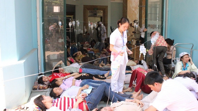 Tu mang nuoc uong, hang tram cong nhan van xiu hinh anh