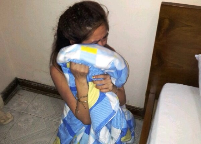 Một tiếp viên của nhà hàng Phượng Đỏ bị bắt quả tang khi bán dâm cho khách.