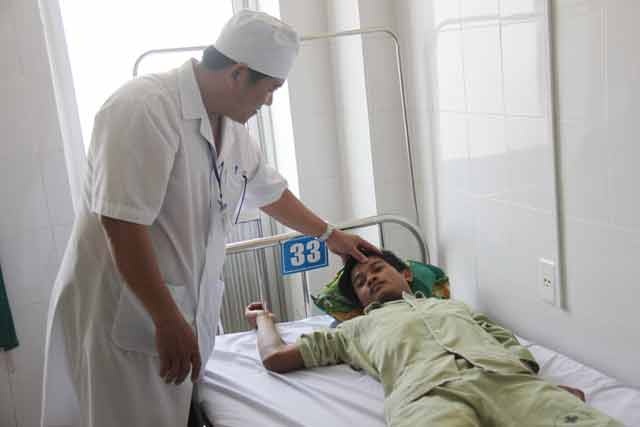 Ngu dan ke lai giay phut bi nguoi tren tau Trung Quoc danh hinh anh