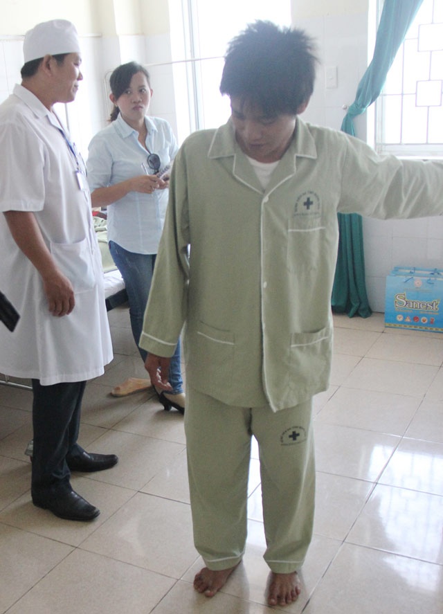 Sau 1 ngày điều trị, hiện thuyền trưởng Hải đã có thể đi lại.