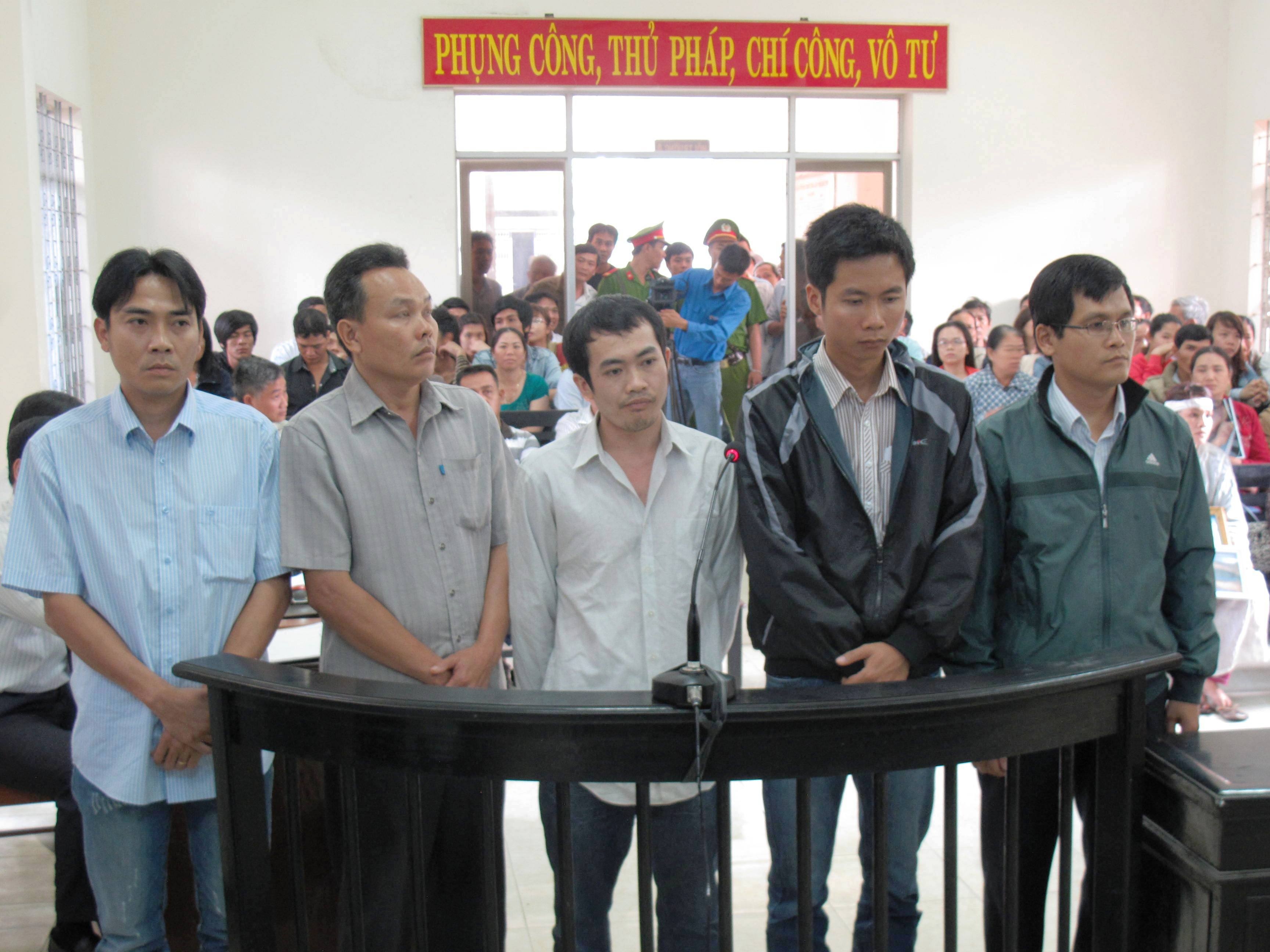 Vu CA dung nhuc hinh: Yeu cau trung cau giam dinh tu phap hinh anh