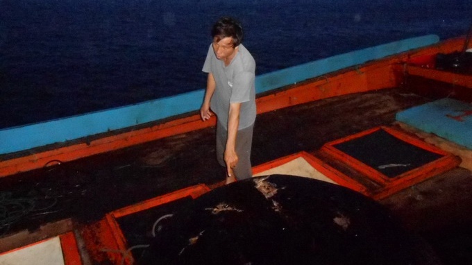 Chiếc thuyền thúng trên tàu cá bị đập bể.