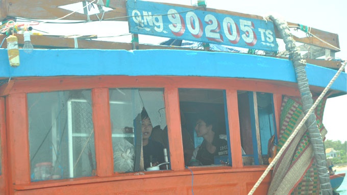 Dem kinh hoang tren bien hinh anh