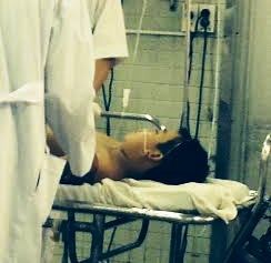 Bi cha la mang, be trai 10 tuoi nhay lau tu tu hinh anh