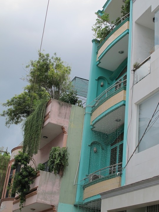 Bé trai nhảy từ tầng 3 ngôi nhà màu xanh.