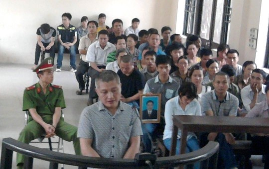 Giet ban than vi bat qua tang om vo tren giuong nha minh hinh anh