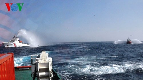 Hai tàu hải cảnh và tàu dịch vụ không số Trung Quốc mở vòi rồng, hướng vào tàu Kiểm ngư HP 926.