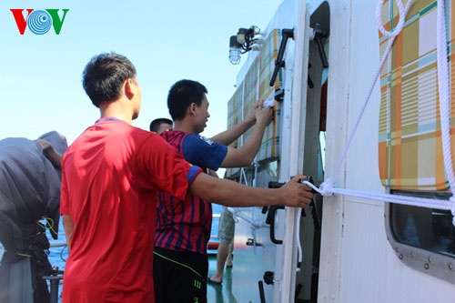 Dùng ghế ngồi chắn, bảo vệ ống khói, chống vòi rồng của tàu Trung Quốc phun nước vào.