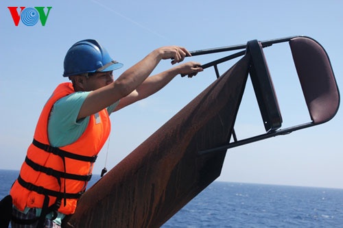 Hệ thống loa truyền thanh trên tàu cũng được bao bọc, che chắn để duy trì công tác tuyên truyền đấu tranh, phản đối phía Trung Quốc hạ đặt giàn khoan trái phép.