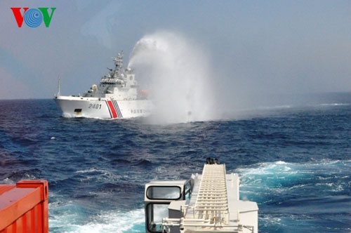 Vòi rồng trên tàu Hải cảnh Trung Quốc 2401.