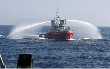 Anh moi tu Hoang Sa: 2 tau TQ cung phun nuoc vao tau VN hinh anh