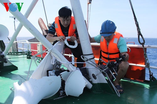 Sau khi bị tàu Trung Quốc dùng vòi rồng bắn nước hư hỏng, các nhân viên tàu Kiểm ngư KN-HP 926 khẩn trương khắc phục để duy trì công tác thông tin.