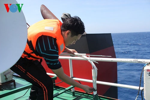 Nhanh chóng sửa lại cần ăng ten bị vòi rồng tàu Trung Quốc bắn gãy.