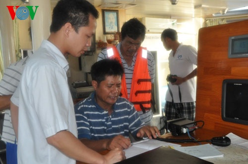 Biên đội trưởng Kiểm ngư 4 Vũ Đức Tạo và thuyền trưởng tàu Kiểm ngư HP 926 nghiên cứu phướng án đối phó với tàu Trung Quốc.