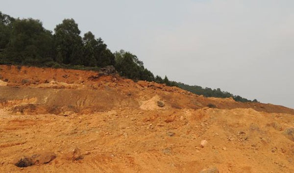 Cả quả đồi bị cày xới tung tóe, nguy cơ đất đá sạt lở cao.