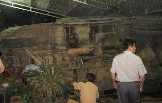 'Xe dien' dam thang vao nha dan, mot nguoi tu vong hinh anh