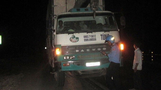 Lực lượng chức năng truy đuổi, chặn bắt xe “khủng” đêm 19/5.