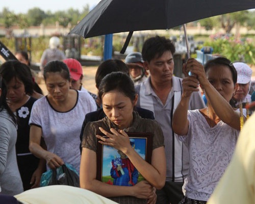 Dam tang dam nuoc mat cua be mam non bi canh cua tu de chet hinh anh