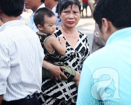 Bà Liễu - bà nội của bé Dũng cho biết thêm, gia đình không hề biết Dũng sẽ đi ngoại khóa bên ngoài trường. Khi hay tin con mình bị nạn ở trường Tiểu học Nguyễn Minh Quang, anh Hùng, cha cháu bé, đã rất bất ngờ, vì con học nơi này, nhưng mất nơi khác.