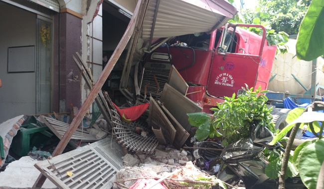 Dang di bo tren duong, bi xe container dam chet hinh anh