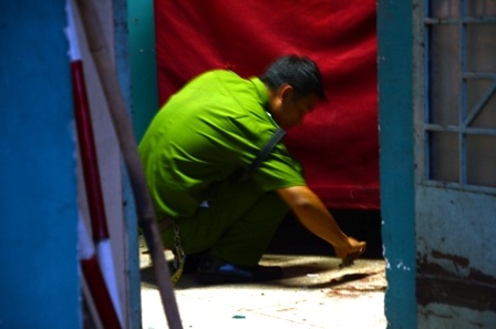 Ru dong bon danh ghen khi ban gai cu co tinh moi hinh anh