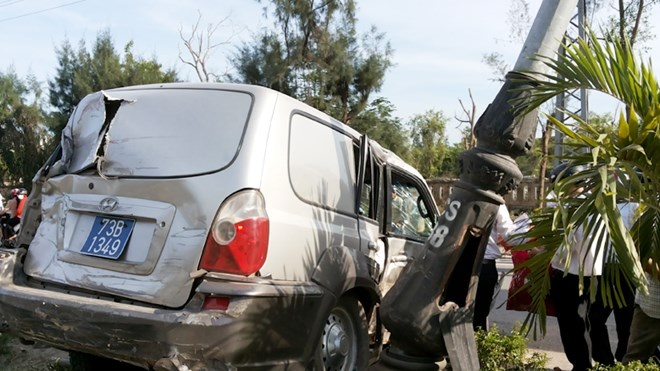 Truong phong cam lai, xe cho tien cua ngan hang nat bet hinh anh