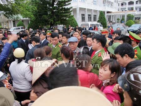 Bat bon phu nu giat dut cuc ao chu tich huyen hinh anh