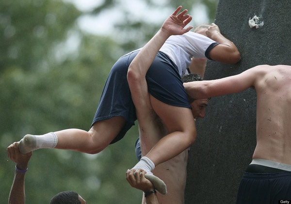 Đài tưởng niệm trước đó đã được bôi khoảng 20kg mỡ để nhiệm vụ của các học viên trở nên khó khăn hơn.