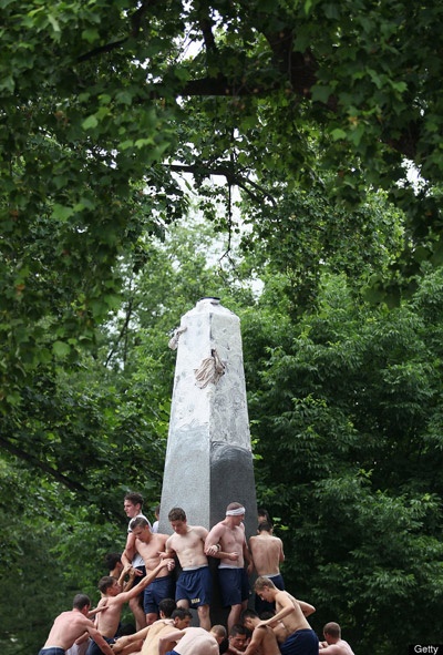 Học viện Hải quân là nơi đào tạo các lãnh đạo quân sự tương lai và nhiệm vụ leo cột mỡ cũng là một trong những hoạt động đòi hỏi tinh thần đồng đội và lòng quyết tâm.