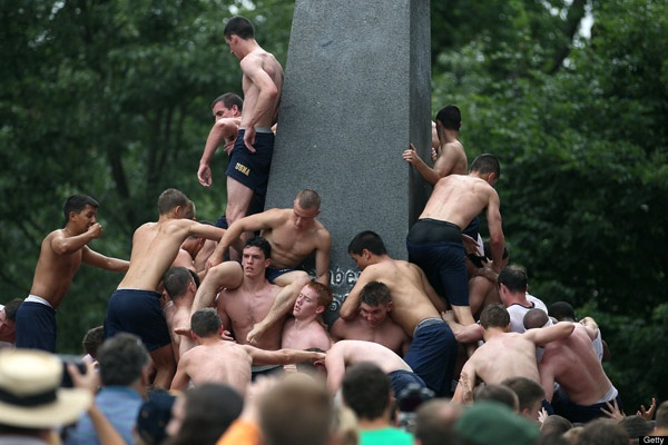 Sinh vien hai quan My leo cot mo hinh anh