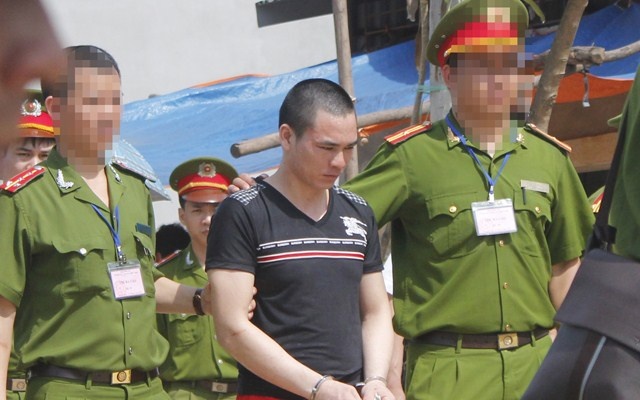 Lý Nguyễn Chung được đưa về thôn Me để thực nghiệm hiện trường vụ sát hại chị Hoan sáng 22/5.