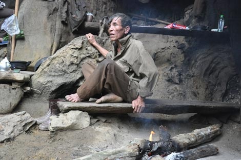 Tấm gỗ chỉ đặt vừa tấm lưng được thay cho giường.